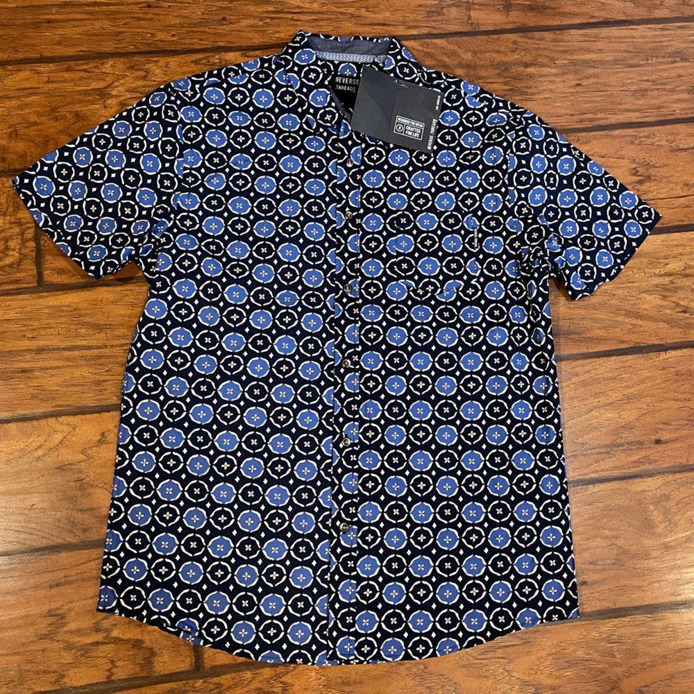 Reverse Threads shirt mens Medium blue black button up patterned floral Hawaiian